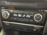 【オートエアコン】一度お好みの温度に設定すれば、車内の温度を検知し風量や温度を自動で調整。暑い&hellip;寒い&hellip;と何度もスイッチ操作をする必要はありません。快適な車内空間には必須の機能ですね♪
