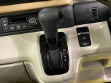 インパネシフトならハンドルからの移動距離が短く操作もスムーズ!また、足元が広くなりすっきりしますので、大柄な方でも快適にお過ごしいただけます。