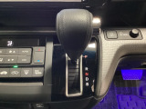 CVT車のセレクトレバーです。低速から高速まで、変速ショックのないスムーズな走りを実現するとともに、エンジン効率のよい領域を維持することで燃費にも貢献します。