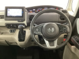 【ハンドル】運転にかかわる様々な操作を安全に行えるように視点移動が少なく操作性に配慮されたスイッチ類が凝縮されたコックピットです。