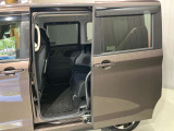 【両側オートスライドドア】子供を乗せたりするのにも隣のお車を気にせずストレスフリー★雨の日などはリモコンキーからドアの開閉ができとても便利な両側オートスライドドア★