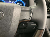 前方の車との車間を設定し、スピードを上げたり緩めたりを自動で行ってくれる追尾式の「レーダークルーズ」。上級装備の一つです!高級車にしかつかない嬉しい機能です。