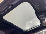 【ガラスルーフ】ガラスルーフ搭載で車内の解放感が一気にアップ!開放的なドライブをお楽しみいただけます。