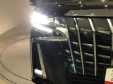LEDヘッドライトです。デザイン性がよくとても明るいので、夜間の走行や悪天候でも安心です。しかも長寿命!
