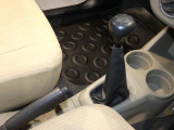 【シフト周り】手に触れるハンドルやシフトノブを念入りに清掃しました。MT車の感触を楽しみながら、清潔な空間で心地よい時間を堪能いただけます。
