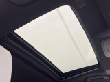 【ムーンルーフ】開放感たっぷりの希少装備、ムーンルーフが装着されています!車内に明かりを取り入れたり景色を楽しむ以外にも、車内の空気も簡単に換気できて快適です!