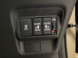 【両側パワースライドドア】です。リモコンや運転席のスイッチ操作で楽々自動開閉。