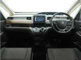 ◆視界広々で非常に運転しやすくロングドライブでも疲れを感じさせないすっきりとまとまったインパネ周りです。