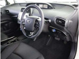 高いホールド性で運転姿勢が安定します。長距離ドライブでも疲れにくいのが魅力です。快適なドライビングライフをお送りください♪