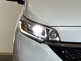 【LEDヘッドライト&アクティブコーナリングライト】省電力なLEDヘッドライトにプラスして、交差点などで進行方向の内側を照らすアクティブコーナリングライトを装備しております。