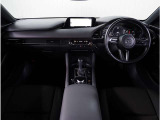【インパネ周り】視界がよく運転しやすい設計となっております。インパネ周りもすっきりと洗練されたデザインで高級感が溢れています。日々のドライブを飽きさせません。