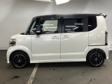 狭い駐車場でも、スライドドアならチャイルドシートへのお子さまの乗降や荷物の積載もスムーズ。とても便利な【両側電動スライドドア】ドアハンドを少し引くだけでリアドアが自動開閉します。