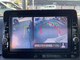 画像の左側は運転席から見ることのできないフロント左側を映している画像です、狭い道や幅寄せ時に便利です。