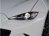 【LEDヘッドライト】悪天候や夜間走行時も良好な視界を確保し安心して運転できる高輝度LEDヘッドライトを装備。明るい上に点灯速度が早く消費電力も抑えられています。