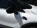 後方からの接近車両があると点灯してお知らせします。