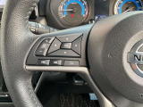 ハンドルにあるステアリングスイッチで、運転中のオーディオ操作も安全に!