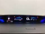 デジタル表示のスピードメーターとタコメーターを大きく配した見やすいメーター部になっています。左側のインフォメーション画面でオドメーターや燃費などの情報を確認できます。