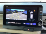 バックギアに入れますとご覧のような画像に自動的に切り替わります。車庫入れ時に役立ちます。