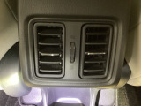 後部座席用エアコンで快適に過ごせます。