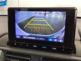 リバースギアに入れるだけで後方の表示へ切り替わります。夜間や雨の日の駐車も楽になりますよ。