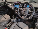 MINIの内装はとにかく『円』に拘ったデザインコンセプトが一目で伝わってきます。これほど円形に拘った車は他に御座いません。伝統のデザイン、トグルスイッチなど遊び心のある内装で御座います。