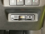 ハンドルの右下にETCがついています。高速道路の料金所の通過も楽々です!。 カードの取り出しもしやすい場所についています。