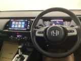 見慣れた運転席からの景色も、ナビに目的地を入れるだけで新鮮に感じられますね。心地よいインテリアに囲まれて、これからのドライブが楽しみです