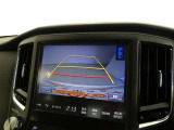 バックガイドモニター付き。車両後方の映像をナビ画面に表示し、駐車などの後退操作をサポートします。