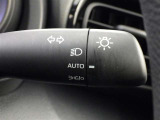 【オートライト】車外の明るさに応じて、自動的にライトの点灯・消灯をしてくれます。