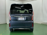 汚れが付着しやすいリヤガラスにはリヤワイパーが付いています。フロントのワイパーがONの時はシフトレバーをリバースに入れるとリヤワイパーがリンクして作動、クリヤーな視界が保てます