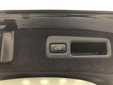 【パワーバックドア】スイッチひとつでバックドアを自動開閉。閉まり切るのを待たずにロックできる予約ロック機能付です。