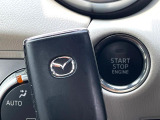【アドバンストキー】カバンやポケットに入れたままでもドアの施錠・解錠が可能なスマートキーを装備。エンジンのオン・オフ時もカギを取り出す必要が無いからとっても便利です♪