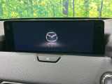 【12.3インチマツダコネクト】車内の雰囲気にマッチした大型ディスプレイ。スマホ接続でのナビ使用やBluetooth再生等、様々な機能が楽しめます。直感的なダイヤル操作が可能で、使い勝手も良好です。