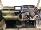 車内は光触媒抗菌消臭施工済です。スタイリッシュなデザインで暖かみのあるインパネ周りを演出します。グローブボックスやカップホルダーのほかにトレーなどたくさんの収納スペースが装備されています。
