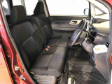 運転席の座面高さを調整できるシートリフターが付いています。フロントシートはベンチシートを採用で、座面も広く使い勝手もいいですよ♪