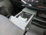 便利な収納式のカップホルダーもセンターに付いてます
