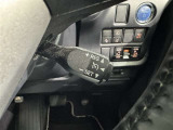 クルーズコントロール機能が付いています。 速度を設定するとアクセルを踏まなくても一定の速度で走ることができます。  高速道路ではとても便利な装置なんです。