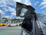 ガラスハッチで簡単に荷物を入れられます♪