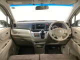 【前方視界】開放的な前方視界!運転がしやすく疲れにくいです♪窓が大きく、見通しがとっても良いおクルマですよ♪