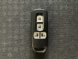 スマートキー付きですからドアロックの開閉およびエンジンスタートが楽々です。電動スライドドアの開け閉めもボタンで操作できます。