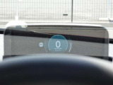 ヘッドアップディスプレイで現在の速度や制限速度などが確認できます!
