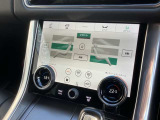 【3ゾーンエアコン】運転席・助手席・後部座席と社内を3か所に分けて温度をコントロールできます。レンジローバースポーツならではの快適装備です。
