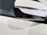 BMWのミラーは車種によって異なりますがレーンチェンジウォーニングが装備されております。詳しくは当店スタッフまでお問い合わせくださいませ。
