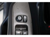 鍵の施錠開錠に合わせてドアミラーが開閉するオート格納機能付きのドアミラー。少し離れた場所からでも見た目で鍵の閉め忘れの確認が出来る便利な機能です。