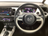 【ハンドル】運転にかかわる様々な操作を安全に行えるように視点移動が少なく操作性に配慮されたスイッチ類が凝縮されたコックピットです。