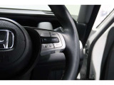 Hondaセンシングの機能のひとつ、アダプティブクルーズコントロール付!アクセルから足を離しても設定したスピードと前車との車間を保ち走行してくれます!車線維持もアシスト☆高速道路で疲労軽減ですね☆