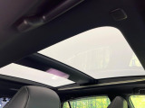 【パノラマルーフ】大型のガラスルーフ搭載で車内の解放感が一気にアップ!開放的なドライブをお楽しみいただけます。