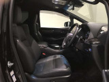 高いホールド性で運転姿勢が安定します。長距離ドライブでも疲れにくいのが魅力です。快適なドライビングライフをお送りください♪