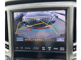 カラーバックカメラが付いています!バックにギアを入れると、後方視界が自動的にマルチ画面に映し出されます!夜も明るく見えますので、すごく便利!!一度使うとカメラ無しには乗りたくない程!