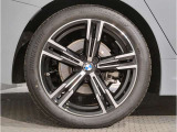 【BMWアロイホイル】軽量かつ強度に拘ったアロイホイル。走行性能ポテンシャルを引き出す設計。車の足元を引き締めてくれる大きなポイントはアロイホイルです。